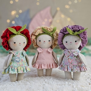 PDF Mini Peluche Bambola di Pezza Fiore 6.5” con Vestito a Balze: Modello di Cucito Facile per Bambola Fai da Te in Cotone o Lino - Tutorial con Download Istantaneo