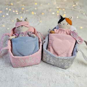 Mini bambola gatto da 6,5" in culla portaoggetti, modello PDF: modello facile per principianti per un piccolo animaletto di peluche in set da notte, regalo per gli amanti dei gatti