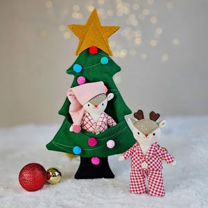 Mini bambola cervo/renna in sacco a pelo per albero di Natale modello di cucito PDF facile: regalo fai da te per le feste, perfetto per riempire la calza della Befana