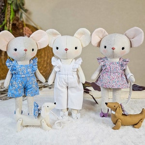 Modello di cucito digitale PDF Mouse, tutorial facile e video per realizzare una bambola di peluche vestita a forma di topo con il suo cane - regalo fai da te
