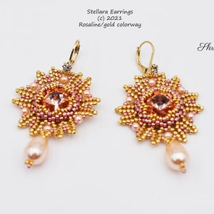 Puede incluir: Un par de pendientes de cuentas doradas y rosadas con un diseño de estrella y una sola perla colgante. Los pendientes están etiquetados como "Stellara Earrings (c) 2021 Rosaline/gold colorway" y "Shrii Designs".