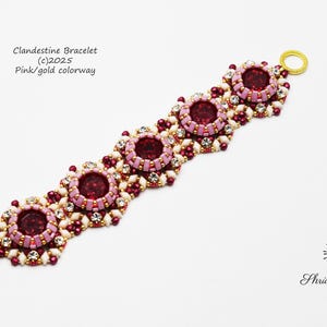 Może przedstawiać: Bransoletka z koralików w kolorze różowym i złotym z zapięciem. Bransoletka ma powtarzający się wzór okrągłych, różowych koralików ze złotymi akcentami. W obrazie widoczny jest tekst "Clandestine Bracelet (c)2025 Pink/gold colorway".