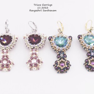Puede incluir: Tres pares de pendientes de cuentas con piedras de diferentes colores. Los pendientes son de plata, oro y plata. Las piedras son moradas, azules y azules. Los pendientes se llaman "Triune Earrings (c) 2022 Rangashrii Santhanam" y son de "Shrui Designs".
