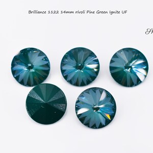 Może przedstawiać: Pięć zielonych kryształów rivoli o średnicy 14 mm z fasetowanym wzorem. Brilliance 1122 14mm rivoli Pine Green Ignite UF. Shri Designs.