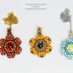 Può includere: Tre ciondoli a forma di margherita con perline di diversi colori e cristalli. I ciondoli sono su catene d'argento, d'oro e d'oro. Il testo "Dainty Daisy Pendant (c) 2021 Rangashriii Santhanam" è in cima all'immagine.