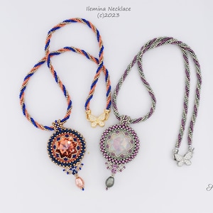 Puede incluir: Dos collares de cuentas con colgantes. El collar de la izquierda tiene una cadena azul, naranja y dorada con un colgante de color melocotón. El collar de la derecha tiene una cadena plateada y morada con un colgante rosa y blanco. Ambos colgantes tienen un dije de mariposa.