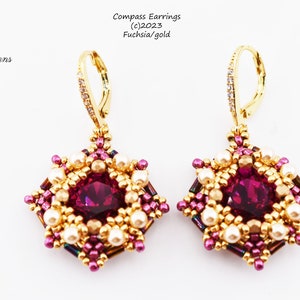 Pode incluir: Um par de brincos de bússola dourados com contas cor-de-rosa e douradas. Os brincos apresentam um grande cristal cor-de-rosa no centro de cada brinco.