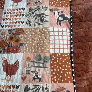 Courtepointe pour bébé fille fait main, thème bohème de la ferme, animaux de la basse-cour, couverture pour bébé bohème, décoration de chambre d'enfant, cadeau de shower de bébé, literie pour lit de bébé