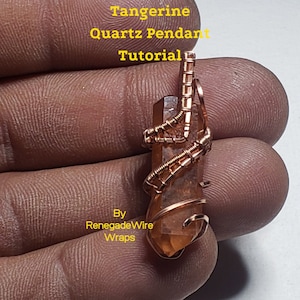 Puede incluir: Tutorial de colgante de cuarzo tangerina por RenegadeWire Wraps. Primer plano de una mano sosteniendo un colgante envuelto en alambre de cobre con un cristal de cuarzo transparente de color naranja.