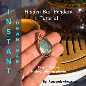 Może przedstawiać: Wisiorek w kształcie łzy z niebiesko-zielonym kamieniem, owinięty miedzianym drutem. Obraz zawiera tekst "Hidden Bail Pendant Tutorial" i "Instant Download". Wisiorek jest trzymany w dłoni.