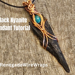 Puede incluir: Un colgante de kyanita negra envuelto en alambre de cobre con un acento de piedra preciosa turquesa. El colgante cuelga de un cordón negro. El texto "Black Kyanite Pendant Tutorial" y "By RenegadeWireWraps" es visible en la imagen.