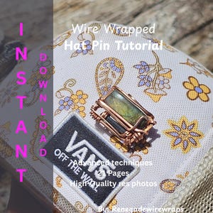 Puede incluir: Un pasador de sombrero envuelto en alambre de cobre con una piedra rectangular iridiscente. La imagen incluye el texto "Wire Wrapped Hat Pin Tutorial", "Instant Download" y "Vans Off The Wall". El tutorial incluye técnicas avanzadas, 2 páginas y fotos de alta calidad.