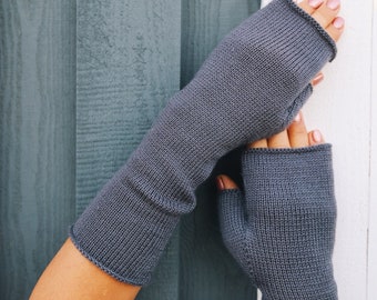Mitaines gris foncé faites main pour femme, mitaines en laine mérinos ultrafine, manchettes longues tricotées à la main sans doigts