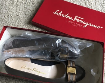 Vintage Salvatore Ferragamo flats, dual tone bow, size 7