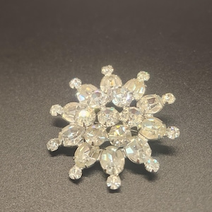 Stunning Weiss Star flower Pin Silver Rhinestones