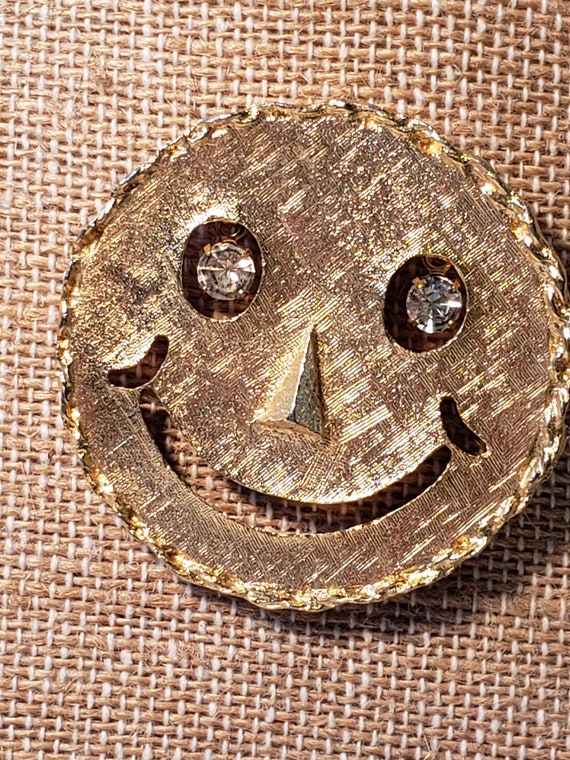 Vintage Happy Smiley Face Brooch Pendant. - image 5