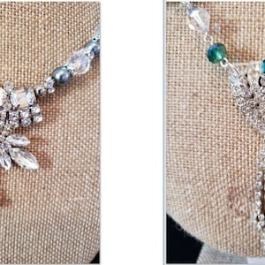 Puede incluir: Dos collares con detalles de cristal y perlas. El primer collar tiene un colgante de plata con un diseño de lágrima de cristal. El segundo collar tiene un colgante de plata en forma de corazón con una franja de cristal.