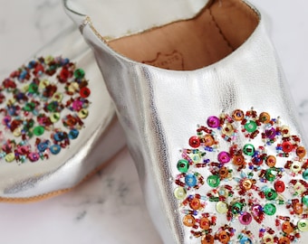 Silver leather moroccan slippers with beaded motif