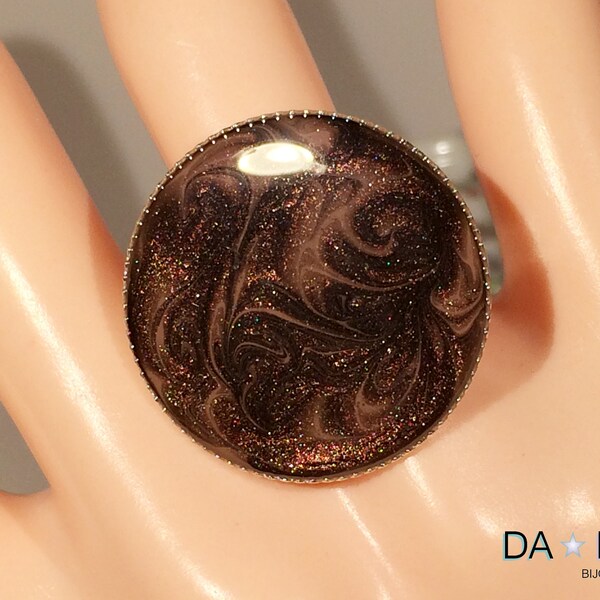 Bague « Volutes », couleurs marron foncé et marron clair.