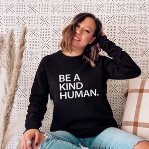 Wees een vriendelijk menselijk sweatshirt, Inspirational Crewneck sweatshirt, esthetische kleding, Unisex Sweater, Vegan inkt op waterbasis
