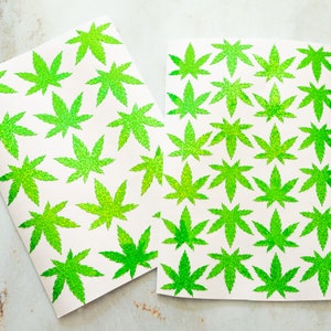 Feuille d'autocollants en vinyle de cannabis et en chanvre, décalcomanies de feuilles de cannabis vert de marijuana dans différentes couleurs de paillettes