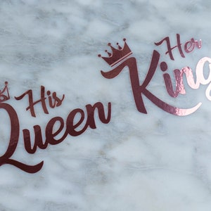 Decalque de vinil holográfico ou brilhante His Queen His King com nome - His Queen His King e letras de vinil perfeitas para presentes de casamento