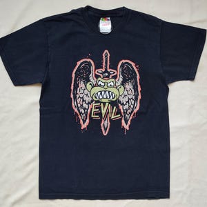 Koszulka Family Guy z 2007 roku w rozmiarze M | Koszulka z grafiką z kreskówki Evil Monkey | Retro Fox Animowany serial telewizyjny Y2K Rock Style Wings Sword Black