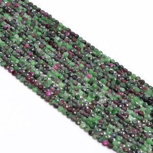 Może przedstawiać: Szereg zielonych i różowych koralików z kamieni szlachetnych. Koraliki są fasetowane i mają lekko owalny kształt.