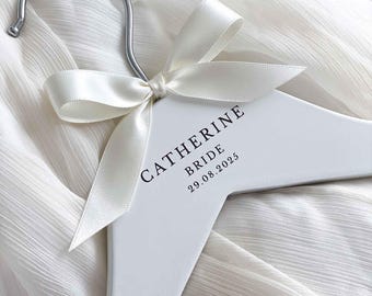 Percha de madera grabada para vestido de novia: recuerdo nupcial personalizado