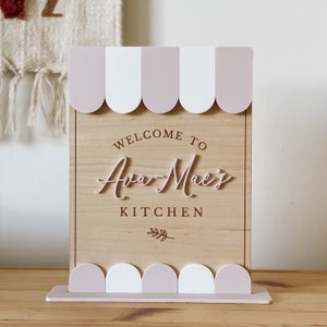Enseigne de cuisine personnalisée pour salle de jeux d'enfants, accessoire de jeu de simulation en bois gravé au laser, décoration de jeu imaginative, Montessori, cadeaux pour enfants