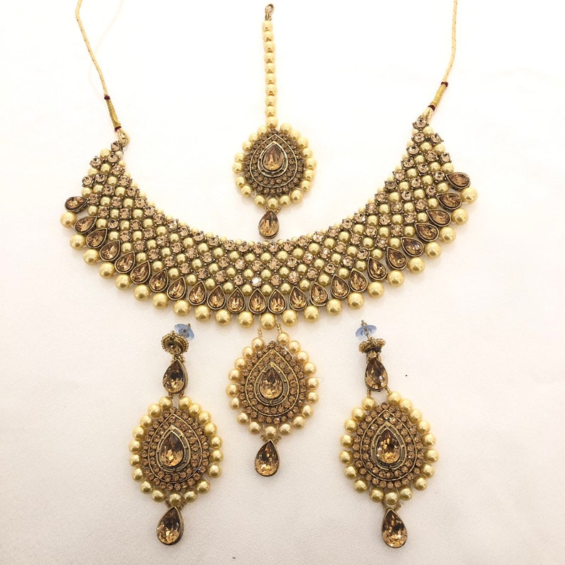 Gold pearl necklace set