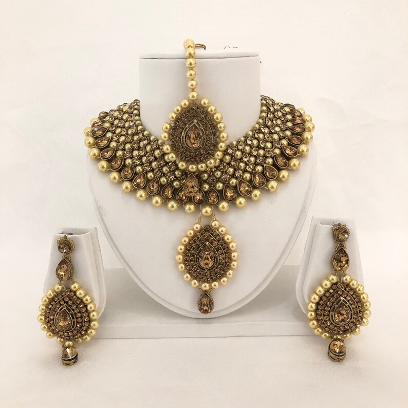 Gold pearl necklace set