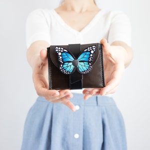 Tarjetero de mariposa de cuero, Tarjetero pintado a mano, Estuche para tarjetas, Tarjetero hecho a mano, Estuche para tarjetas de crédito Regalo perfecto Arte de mariposa Cosido a mano