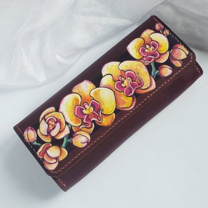 Exclusiva cartera de piel elaborada artesanalmente y pintada a mano. Cartera de piel cosida a mano. Cartera larga de piel pintada. Cartera de viaje de piel. Mujer