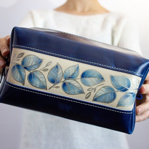 手描きのメイクアップレザーバッグ、花嫁介添人用コスメティックバッグ、女性用レザーコスメティックポーチ、旅行用トイレタリーバッグ、メイクアップケース、花嫁介添人ギフト