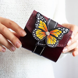 Mini-billetera de cuero hecha a mano, Monedero de cuero cosido a mano, Cartera de cuero mariposa, Cartera de cuero pintada a mano, Cartera de mujer, Elaborada