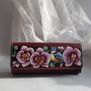 Exclusiva cartera de piel elaborada artesanalmente y pintada a mano. Cartera de piel cosida a mano. Cartera larga de piel pintada. Cartera de viaje de piel. Mujer