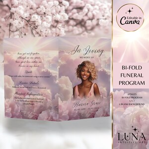 Puede incluir: Programa fúnebre plegable con un diseño floral rosa y blanco. El programa incluye el texto "In Loving Memory of Aurora Grace" y otros detalles. El programa mide 12,7 x 17,8 cm.