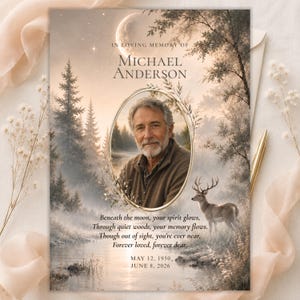 Könnte beinhalten: Eine Trauerkarte mit dem Porträt eines Mannes in einem ovalen Rahmen vor einer Waldlandschaft mit einem Hirsch, einem Mond und dem Text: In Loving Memory of Michael Anderson, May 12, 1950, June 8, 2026, sowie einem Gedicht.