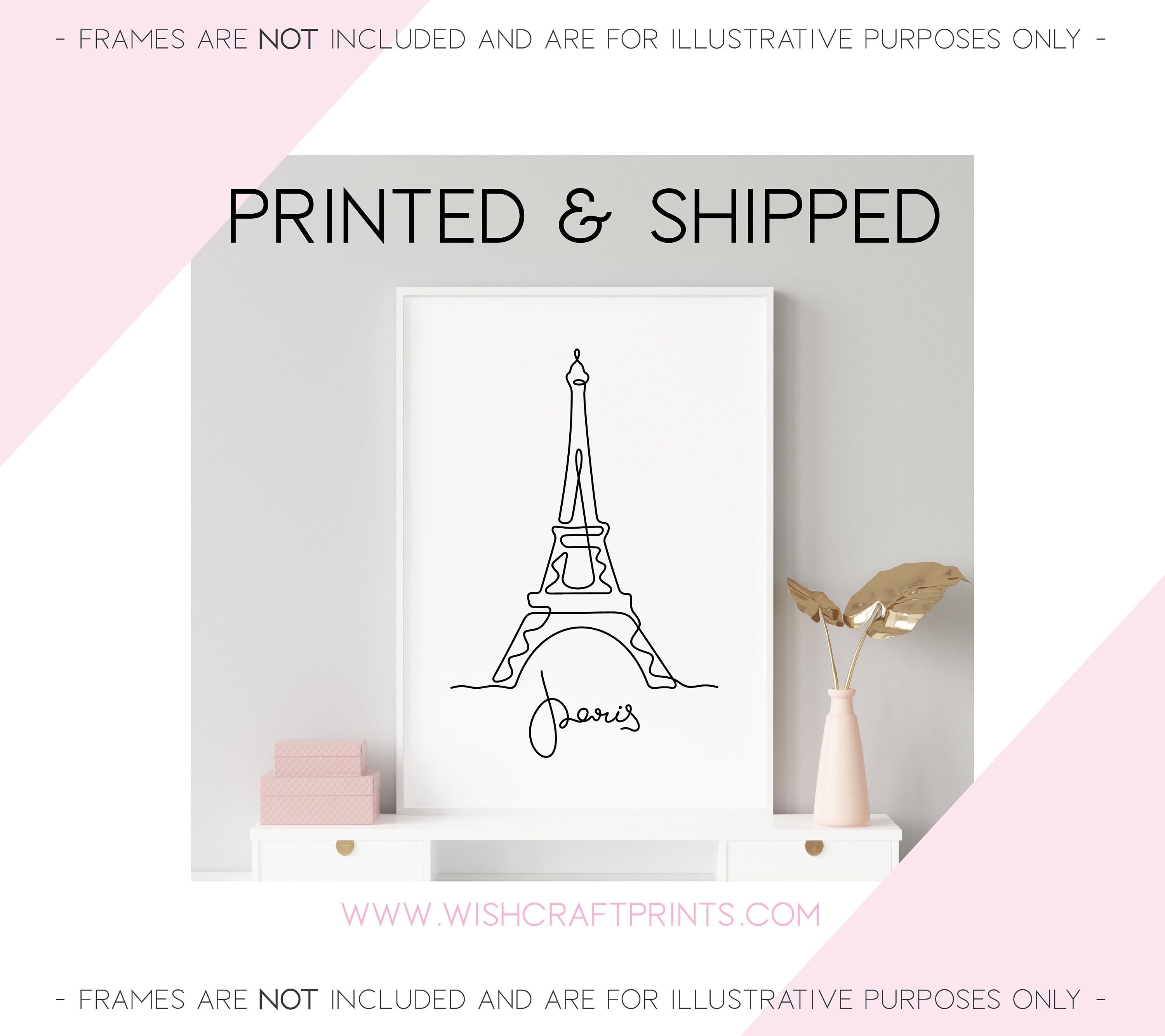 Nature Morte De Mode Minimaliste. Figurine De La Tour Eiffel Parmi Les Feuilles De Palmier Dorees Decoratives Fond Blanc Vue Dessus 10343477