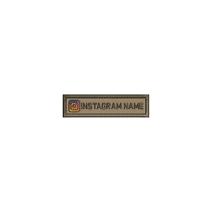 K&ouml;nnte beinhalten: Ein braunes rechteckiges Patch mit wei&szlig;em Rand und einem kleinen Instagram-Logo oben links. Der Text "INSTAGRAM NAME" ist mittig auf dem Patch platziert.