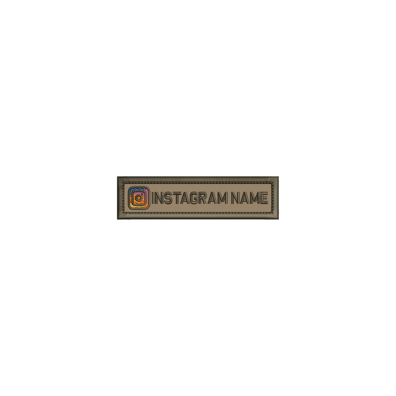 K&ouml;nnte beinhalten: Ein braunes rechteckiges Patch mit wei&szlig;em Rand und einem kleinen Instagram-Logo oben links. Der Text "INSTAGRAM NAME" ist mittig auf dem Patch platziert.