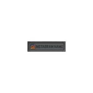 K&ouml;nnte beinhalten: Ein schwarzes rechteckiges Etikett mit wei&szlig;em Rand und einem gen&auml;hten Design. Das Etikett zeigt ein farbiges Instagram-Logo und den Text "INSTAGRAM NAME".
