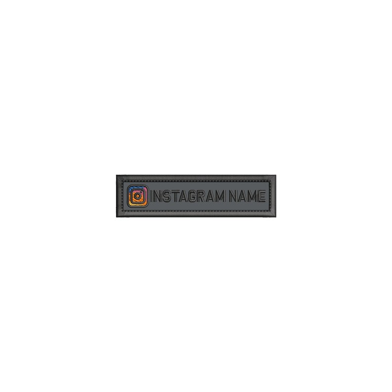 K&ouml;nnte beinhalten: Ein schwarzes rechteckiges Etikett mit wei&szlig;em Rand und einem gen&auml;hten Design. Das Etikett zeigt ein farbiges Instagram-Logo und den Text "INSTAGRAM NAME".