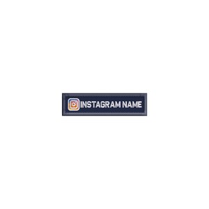 K&ouml;nnte beinhalten: Ein rechteckiger Patch in Marineblau mit wei&szlig;en N&auml;hten an den R&auml;ndern. Der Patch zeigt ein wei&szlig;es Instagram-Logo und den Text "INSTAGRAM NAME" in Wei&szlig;.