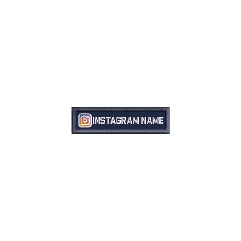K&ouml;nnte beinhalten: Ein rechteckiger Patch in Marineblau mit wei&szlig;en N&auml;hten an den R&auml;ndern. Der Patch zeigt ein wei&szlig;es Instagram-Logo und den Text "INSTAGRAM NAME" in Wei&szlig;.