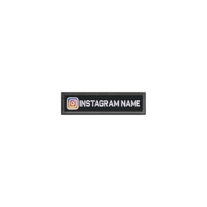 K&ouml;nnte beinhalten: Schwarzer und wei&szlig;er gestickter Aufn&auml;her mit einem stilisierten Instagram-Logo und dem Text "INSTAGRAM NAME".