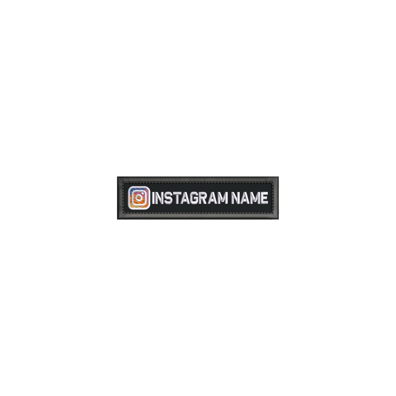 K&ouml;nnte beinhalten: Schwarzer und wei&szlig;er gestickter Aufn&auml;her mit einem stilisierten Instagram-Logo und dem Text "INSTAGRAM NAME".