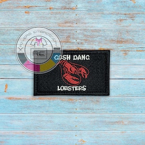 Könnte beinhalten: Schwarzer gestickter Aufnäher mit einem roten Hummer und dem Text "Gosh Dang Lobsters".