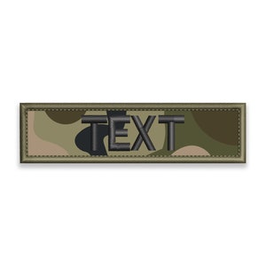 Puede incluir: Un parche rectangular con estampado de camuflaje y texto bordado en negro que dice "TEXTO".